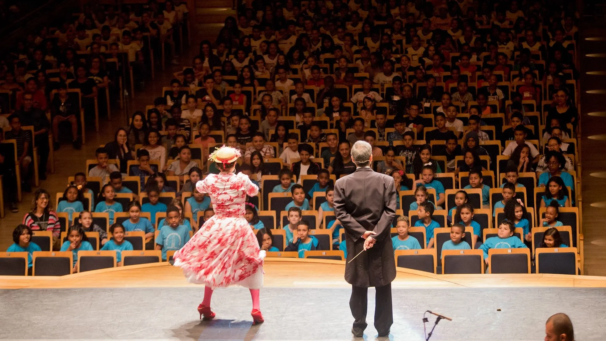 The audience in the concert hall of Sala São Paulo is filled with children sitting.