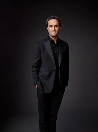 Thomas Blunt é um homem branco, de cabelos castanhos.