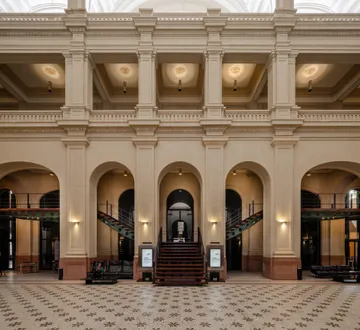 O Foyer conta com muitos arcos. Eles são compridos e não têm nenhuma estrutura acoplada. O piso é de ladrilhos e o teto é bem alto, com uma cúpula no topo.