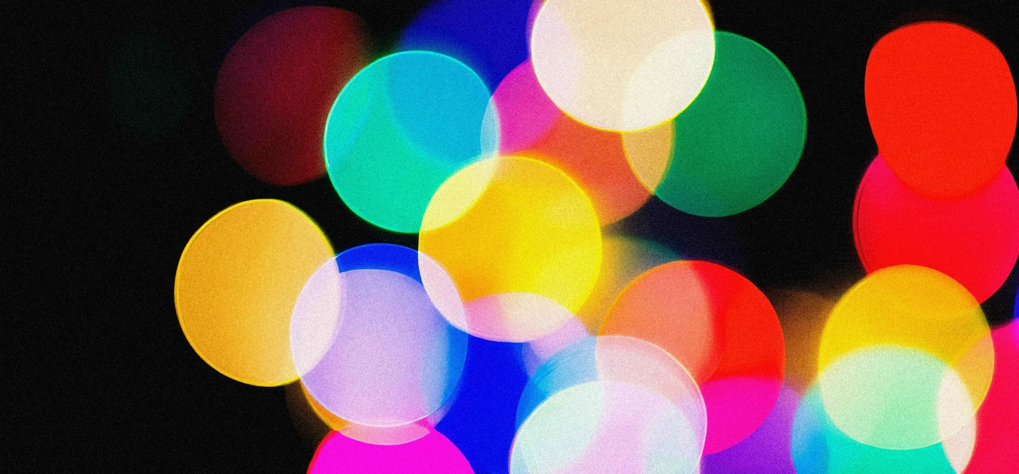 A imagem mostra bolas coloridas em um fundo preto.