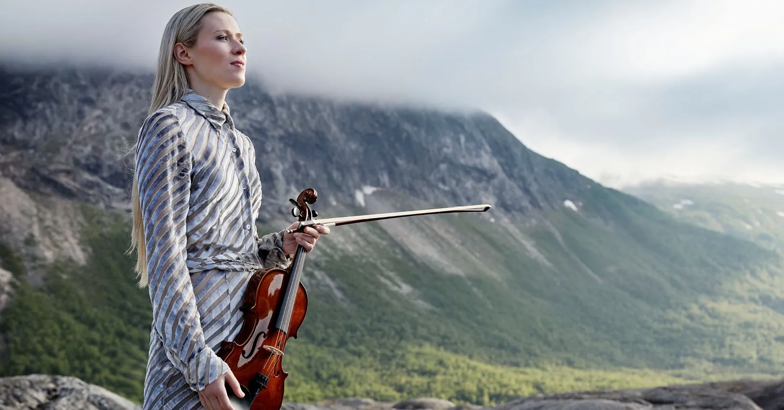Eldbjorg é uma mulher branca e loira.