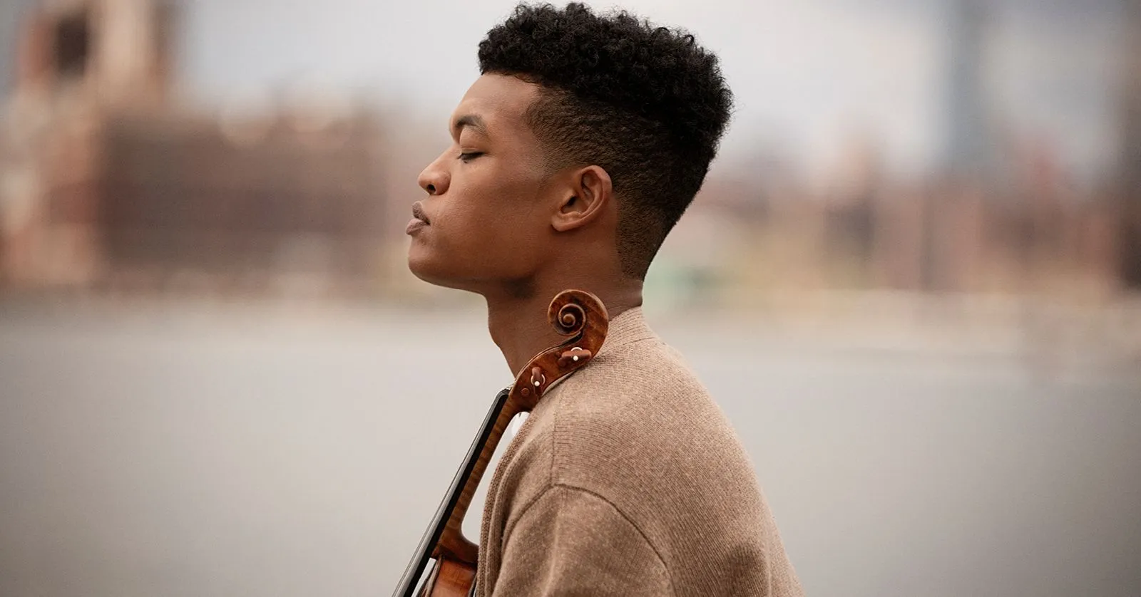 Randall Goosby é um homem negro jovem de cabelos curtos.