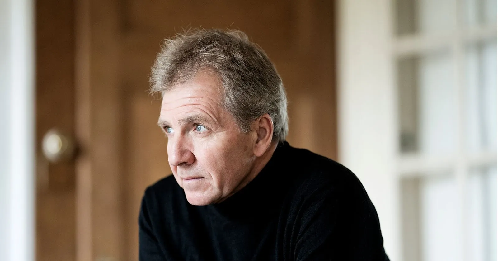 Thierry Fischer é um homem branco de cabelos grisalhos.