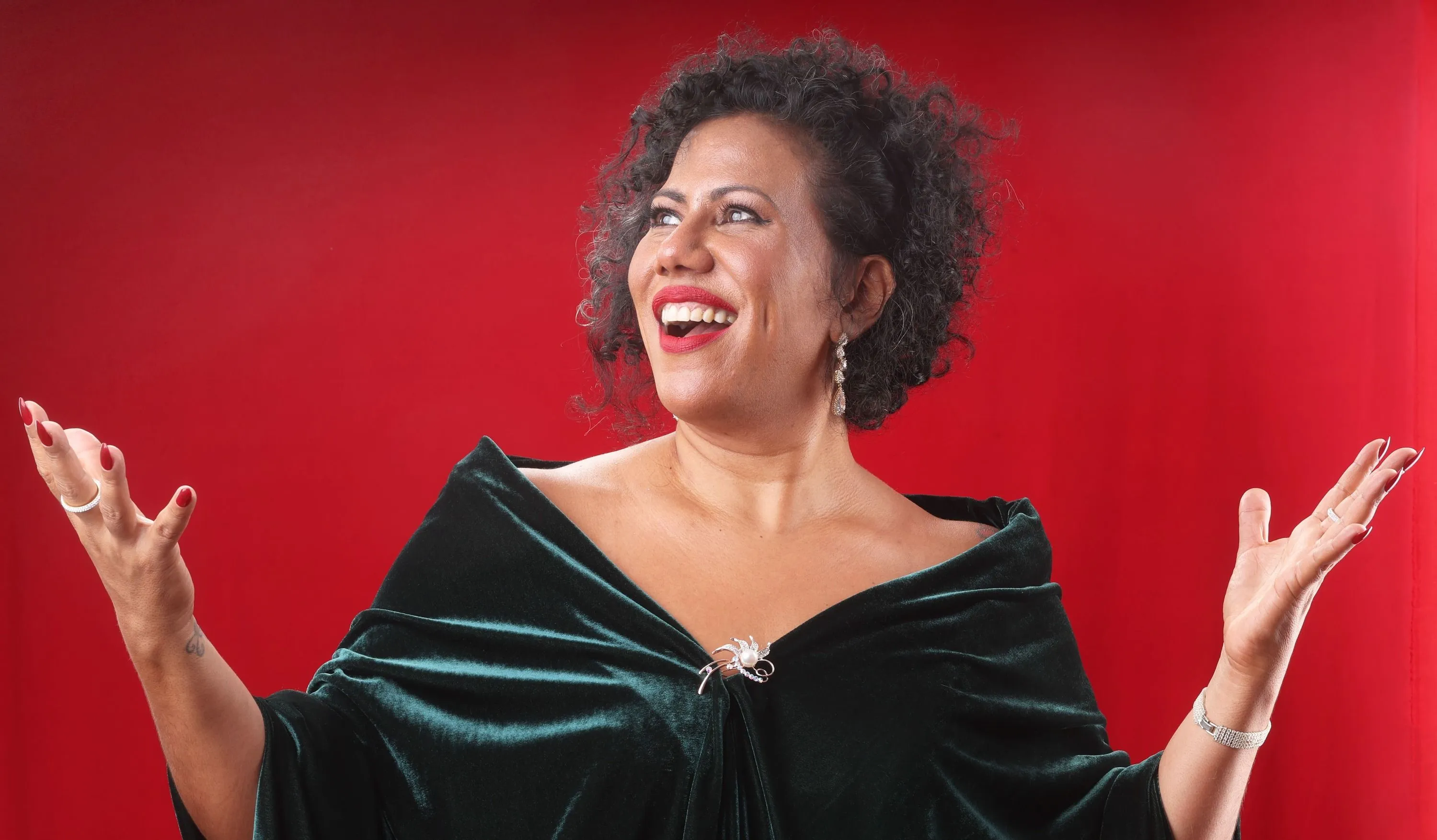 Imagem de bolhas cinzas formando a silhueta de uma baleia. O fundo da imagem é um azul sólido.