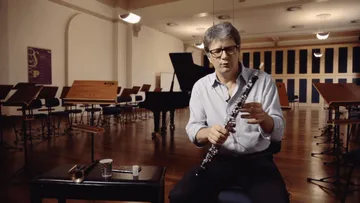 Arcadio Minczuk segurando seu oboé