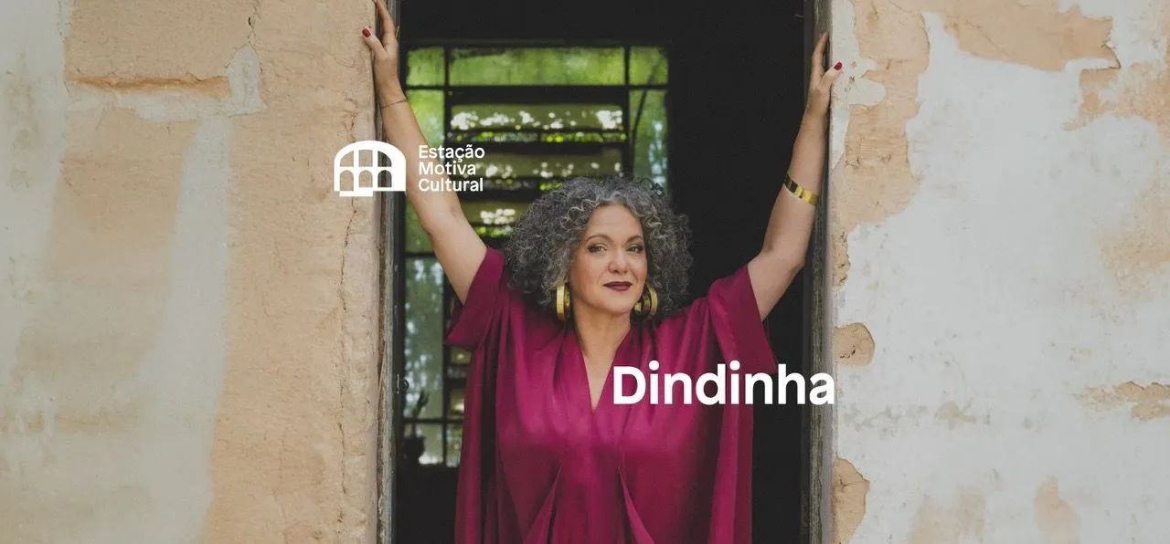 Ceumar é uma mulher negra, de cabelos crespos e brincos de argola.