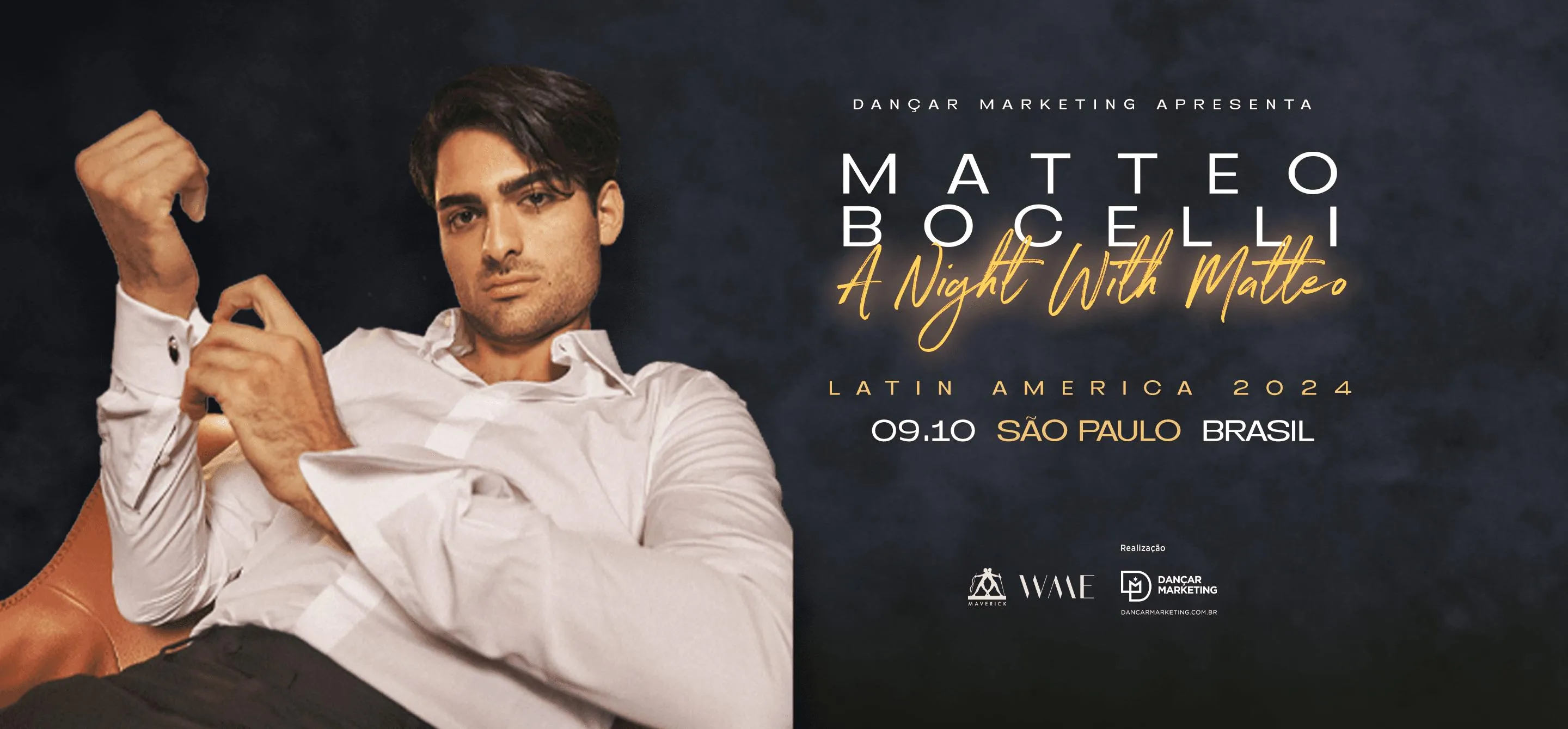 Imagem de divulgação da apresentação "Uma noite com Matteo". O cantor está com uma camisa branca, abotoando a manga. Ele é moreno e tem cabelos escuros.