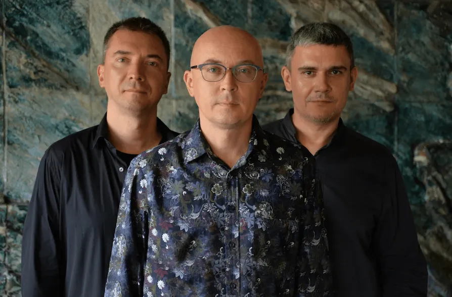 Foto do Marcin Wasilewski Trio — formado por Marcin Wasilewski, Sławomir Kurkiewicz e Michał Miśkiewicz.