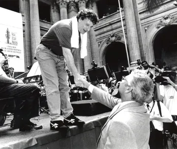 John Neschling apertando a mão de Mário Covas, então governador de São Paulo.