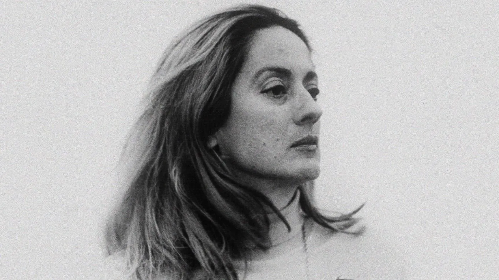 Foto em preto e branco de Jocy de Oliveira.