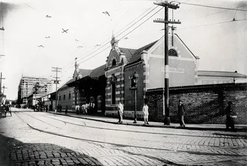 A imagem mostra a antiga estação Sorocabana, uma construção modesta localizada onde hoje é a Sala São Paulo.