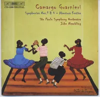 A capa é uma pintura representando uma sala com paredes verdes, chão quadriculado laranja e marrom e quatro crianças negras dançando.